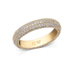 Daniel Wellington Pavé Ring Gold 5 mmのクローズアップ画像です。キュービックジルコニアが全面にあしらわれたドーム型のゴールドバンドと、内側に刻印されたブランドロゴがご覧いただけます。