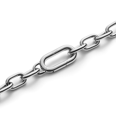 シルバーのリンクチェーン「Crystal Link Necklace Silver」のクラスプ部分を拡大した画像です。ポリッシュ仕上げのシルバーチェーンには、Daniel Wellingtonのロゴが刻印されたオーバル型のクラスプが取り付けられています。