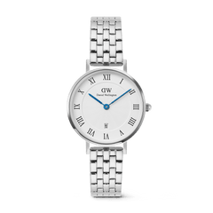 Daniel Wellington Petite Roman Numerals Date 5-Link Silverの正面画像です。28mmのケースに、ローマ数字のインデックスとギョーシェ模様のホワイトダイヤル、ブルーの針、6時位置の日付表示を備えたレディースウォッチ。ポリッシュ仕上げのシルバー5リンクブレスレットが上品な印象を演出します。