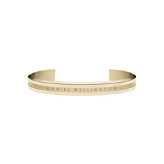 Daniel Wellington Elan Braceletのゴールドカフブレスレット正面画像。ポリッシュとサテンの仕上げが組み合わさったミニマルなデザインで、中央にブランドロゴが刻印されたオープンカフ構造です。