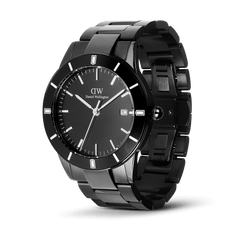 Iconic Paradigma Link Blackを斜めから捉えたアングルです。マットなサテン仕上げのベゼルと、ポリッシュとブラッシュドの組み合わせによる3リンクブレスレットの質感の違いが際立ち、オールブラックながら立体的な陰影を生み出しています。