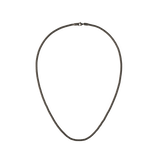 Daniel WellingtonのTide Mesh Necklace Graphite 2.8を白背景で撮影した全体像です。グラファイトカラーの緻密なメッシュチェーンと同色のロブスタークラスプが一体感のあるデザインを演出しています。