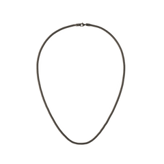 Daniel WellingtonのTide Mesh Necklace Graphite 2.8を白背景で撮影した全体像です。グラファイトカラーの緻密なメッシュチェーンと同色のロブスタークラスプが一体感のあるデザインを演出しています。