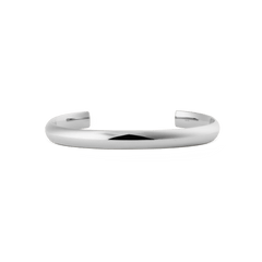 Daniel Wellington Arch Cuff Silver 4mmの正面からのプロダクトショットです。丸みを帯びたアーチ形状のオープンカフブレスレットで、ポリッシュ加工されたシルバーが上品な光沢を放っています。