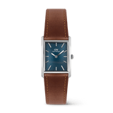Daniel WellingtonのBound Light Brown Arctic Guilloché Silverを正面から撮影した画像です。シルバーのスクエアケースに、ギョーシェ彫りを施したアークティックブルーの文字盤と、ステッチ入りのライトブラウンレザーストラップを組み合わせたデザインの腕時計です。