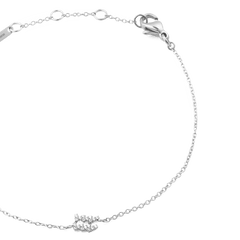 かに座をモチーフにしたCrystal Zodiac Chain Bracelet Silverを斜めから撮影したクローズアップ画像です。キュービックジルコニアでデザインされたかに座のチャームがチェーンの中央にあしらわれ、ロブスタークラスプやブランドプレートとともに、繊細なシルバーチェーンのディテールが際立っています。