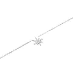 Mirelle Star Necklace Silverの星モチーフをクローズアップした写真です。八方に伸びる光芒にはホワイトキュービックジルコニアが爪留めされ、繊細なきらめきが際立つディテールがご覧いただけます。