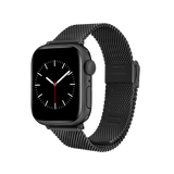 Daniel Wellington Smartwatch Strap Sandblasted Mesh BlackをApple Watchに装着した製品画像です。サンドブラスト加工によるマットなブラックのメッシュ編みと、ブラック仕上げのバックルが確認できます。