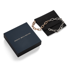 Daniel WellingtonのContrast Link Necklaceは、ネイビーのギフトボックスとブラックのジュエリーポーチに収められています。ローズゴールドとシルバーのツートンカラーが、贈り物にぴったりの上品な仕上がりです。