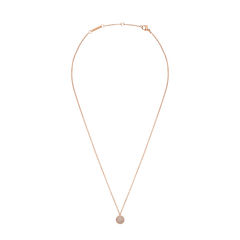 ダニエルウェリントンのPavé Crystal Pendant Necklace Rose Goldの全体像です。ローズゴールドの細いチェーンには、ロブスタークラスプやアジャスター、ブランドロゴが刻印されたプレートが付いています。中央には、パヴェセッティングのクリスタルがあしらわれた球体のペンダントが配置されています。