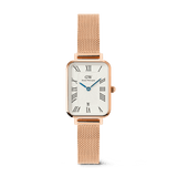 ダニエルウェリントン Quadro Melrose Roman Numerals Dateの正面プロダクト画像。ローズゴールドのレクタンギュラーケースにローマ数字インデックス、ギョーシェ模様のホワイトダイヤル、ブルーの針、6時位置の日付表示窓、ローズゴールドのプレスメッシュストラップをあしらった女性向け腕時計です。