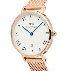 Petite Roman Numerals Date Rose Goldのダイヤルをクローズアップで捉えた画像です。ギョーシェ模様の繊細な陰影、ローマ数字のインデックス、IPブルー仕上げの時分秒針、6時位置の日付窓、そしてローズゴールドケースのリューズが確認できます。