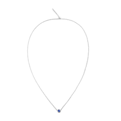 サファイアブルーのクリスタルチャーム「September Charm」をあしらったネックレスの全体像です。細身のスターリングシルバーチェーンの中央にチャームが配置され、アジャスター付きの留め具までしっかりと確認できます。