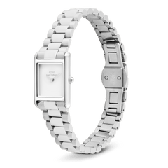 Bound Mini 3-Link Silverを正面からやや斜めに撮影した全体像です。バタフライバックルのディテールやステンレススチール製ブレスレットのリンクのつながり、コンパクトな長方形ケースのプロポーションがよくわかります。