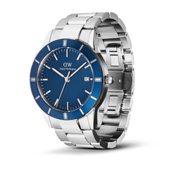 Iconic Paradigma Link Blue Enamel Silverを斜めから捉えた画像です。ブルーエナメルのベゼルに施されたマットサテン仕上げや、シルバーブレスレットのブラッシュド加工による質感がよく分かります。リューズやバタフライバックルのディテールも確認できる一枚です。
