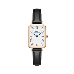 Daniel Wellington Quadro Roman Numerals Sheffieldの正面画像。ローズゴールドのスクエアケースにローマ数字のホワイトダイヤル、ブルースチールの針、ブラックレザーストラップを合わせたコンパクトな女性向け腕時計です。