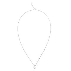 ダニエルウェリントンのCharm Heartを、細身のシルバーチェーンネックレスに装着した全体像です。繊細なチェーンの先端に小さなオープンハートチャームがあしらわれ、ミニマルで上品な印象に仕上がっています。
