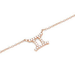 ふたご座のシンボルをモチーフにしたCrystal Zodiac Chain Necklaceのペンダント部分を拡大した写真です。ローズゴールドの爪留めでセットされたクリスタルが、二本の縦線と横線でふたご座のデザインを表現し、繊細なチェーンとともに上品な輝きを放っています。