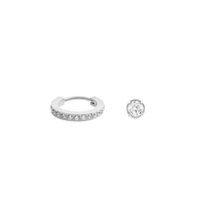 Daniel WellingtonのCrystal Hoop + Stud Silverセットピアス。一列に並んだクリスタルが輝くシルバーフープピアスと、一粒のクリスタルがあしらわれたスタッドピアスをセットにしました。白を基調とした背景で、上品な輝きを際立たせています。
