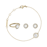 Daniel Wellington Audrey Mother Of Pearl Gold Setの全体を俯瞰した画像です。ゴールドトーンの細身チェーンブレスレット、ドーム型マザーオブパールのリング、スタッドピアスの3点が白い背景に並んでいます。キュービックジルコニアのヘイローが各アイテムに統一感を添えています。