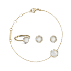 Daniel Wellington Audrey Mother Of Pearl Gold Setの全体を俯瞰した画像です。ゴールドトーンの細身チェーンブレスレット、ドーム型マザーオブパールのリング、スタッドピアスの3点が白い背景に並んでいます。キュービックジルコニアのヘイローが各アイテムに統一感を添えています。
