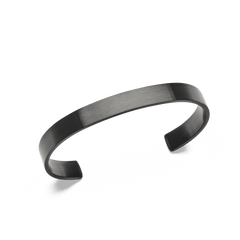 ダニエルウェリントンのLine Cuff Brushed Graphiteを斜めから撮影したアングルです。ブラッシュド加工によるヘアラインの質感や、光の当たり具合で変化するグラファイトトーンの陰影がお分かりいただけます。