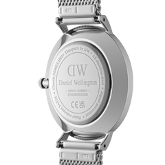 Classic Multi-Eye Sterling Onyxの裏蓋を写した画像です。ポリッシュ仕上げのステンレススチール製ケースバックには、Daniel Wellingtonのロゴとシリアルナンバーが刻印されています。また、シルバーメッシュストラップのクイックリリース機構も確認できます。