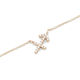 射手座の矢をモチーフに、クリスタルで描いた「Crystal Zodiac Chain Necklace Gold」のペンダント部分をクローズアップしたディテール写真です。一粒ずつゴールドの爪留めでセットされたクリスタルが白い背景に映え、細身のチェーンとペンダントの精巧な仕上がりをご確認いただけます。
