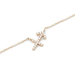 射手座の矢をモチーフに、クリスタルで描いた「Crystal Zodiac Chain Necklace Gold」のペンダント部分をクローズアップしたディテール写真です。一粒ずつゴールドの爪留めでセットされたクリスタルが白い背景に映え、細身のチェーンとペンダントの精巧な仕上がりをご確認いただけます。