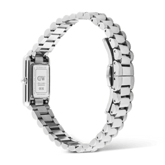 Bound Mini 3-Link Silverの裏蓋側からの全体像です。ケースバックにはDaniel Wellingtonのロゴやシリアルナンバーが刻印されており、バタフライバックルの構造や、サテン仕上げの3連リンクブレスレットの質感もご確認いただけます。