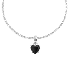 シルバーチェーンに通したCharm Heart Crystal Black Silverのクローズアップです。ファセットカットのブラックキュービックジルコニアを使用したハート型チャームが、シルバーの爪留めで吊り下げられ、深みのある黒の輝きが際立っています。