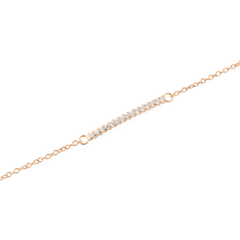 Mirelle Eternity Bracelet Rose Goldのバー部分をクローズアップした画像です。爪留めで一列に並んだホワイトキュービックジルコニアの繊細な輝きと、ローズゴールドの細やかなチェーンリンクが美しく映えています。