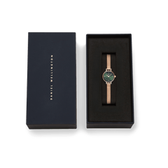 ネイビーのブランドギフトボックスに収められたPetite Mini Emerald Melrose。黒いクッションの上に、ローズゴールドのメッシュストラップとエメラルドグリーンのダイヤルを持つ腕時計が丁寧にセットされています。贈り物にぴったりの上品なパッケージです。