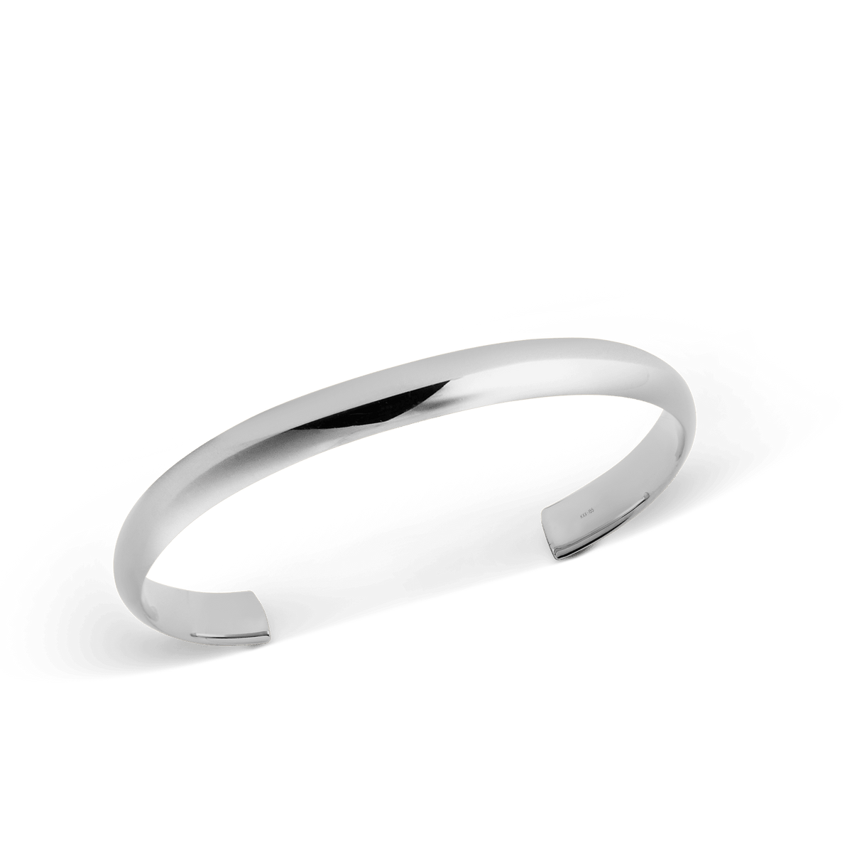 Arch Cuff Silver 4mmを斜め上から撮影した画像です。オープンカフの開口部と、ポリッシュシルバーの滑らかな曲線がご覧いただけます。内側にはブランドロゴが控えめに刻印されています。