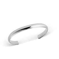 Arch Cuff Silver 4mmを斜め上から撮影した画像です。オープンカフの開口部と、ポリッシュシルバーの滑らかな曲線がご覧いただけます。内側にはブランドロゴが控えめに刻印されています。