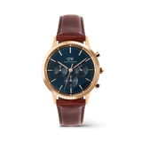 Daniel WellingtonのIconic Chronograph St Mawes Arctic Rgです。ローズゴールドのケースにブルーのサンレイダイヤル、3つのサブダイヤルを配し、ダークブラウンのレザーストラップを組み合わせた42mmのクロノグラフモデルです。