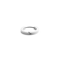 ダニエルウェリントンのHoop Earring Silver。13mmのシルバーフープピアスを白背景に置き、フラットな断面とヒンジ式留め具のディテールがわかるクローズアップ画像です。