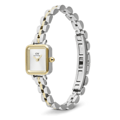 Quadro Mini Arch 3-Link Two Tone Goldを斜め横から撮影した全体の様子です。シルバーとゴールドのアーチ型リンクブレスレットが美しい輪を描き、バタフライ式のバックルやケースバックに施されたステンレススチールの刻印もご確認いただけます。