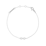 Daniel Wellington Mirelle Infinity Braceletのシルバー全体像です。細いチェーンの中央に、キュービックジルコニアをセットしたインフィニティモチーフがあしらわれており、ブランドロゴ入りのプレートとロブスタークラスプも確認できます。