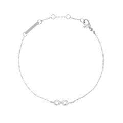 Daniel Wellington Mirelle Infinity Braceletのシルバー全体像です。細いチェーンの中央に、キュービックジルコニアをセットしたインフィニティモチーフがあしらわれており、ブランドロゴ入りのプレートとロブスタークラスプも確認できます。