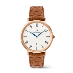 Daniel Wellington Classic Roman Numerals Dateの正面プロダクト画像。ホワイト文字盤にローマ数字のインデックスとディープブルーの針、6時位置に日付窓を配したローズゴールドケースに、クロコダイル型押しのライトブラウンレザーストラップを合わせたデザインです。