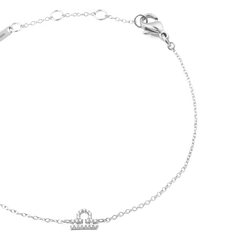 天秤座モチーフのCrystal Zodiac Chain Bracelet Silverを斜めから撮影したクローズアップ画像です。キュービックジルコニアであしらわれた天秤座のチャームと、ロブスタークラスプやアジャスターチェーンの細部がよくわかります。