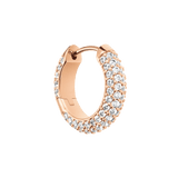 Daniel Wellington Pavé Crystal Earrings Rose Goldのクローズアップ画像です。ローズゴールドの小ぶりなフープ全面に、クリスタルが隙間なくパヴェセッティングであしらわれています。また、ヒンジロック式の留め具もご確認いただけます。