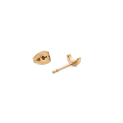 Crystal Moon Stud Goldの裏側を捉えた画像です。ゴールドのポストとバタフライキャッチが分離した状態で並んでおり、三日月モチーフの小ぶりなサイズ感と滑らかな仕上がりをご確認いただけます。