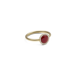 Audrey Ring Red Agathe Goldを斜めから捉えた画像です。細身のゴールドバンドとドーム型の赤メノウが生み出す立体感、そしてキュービックジルコニアの輝きが際立つプロダクトカットとなっています。