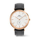 Daniel Wellington Classic Multi-Eye Sheffieldの正面画像。ローズゴールドのケースにオフホワイトのサンレイ文字盤を採用し、6時位置にはブルーの秒針が映えるサブセコンドダイヤルを配しています。ブラックのレザーストラップを組み合わせたメンズモデルです。