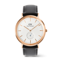 Daniel Wellington Classic Multi-Eye Sheffieldの正面画像。ローズゴールドのケースにオフホワイトのサンレイ文字盤を採用し、6時位置にはブルーの秒針が映えるサブセコンドダイヤルを配しています。ブラックのレザーストラップを組み合わせたメンズモデルです。