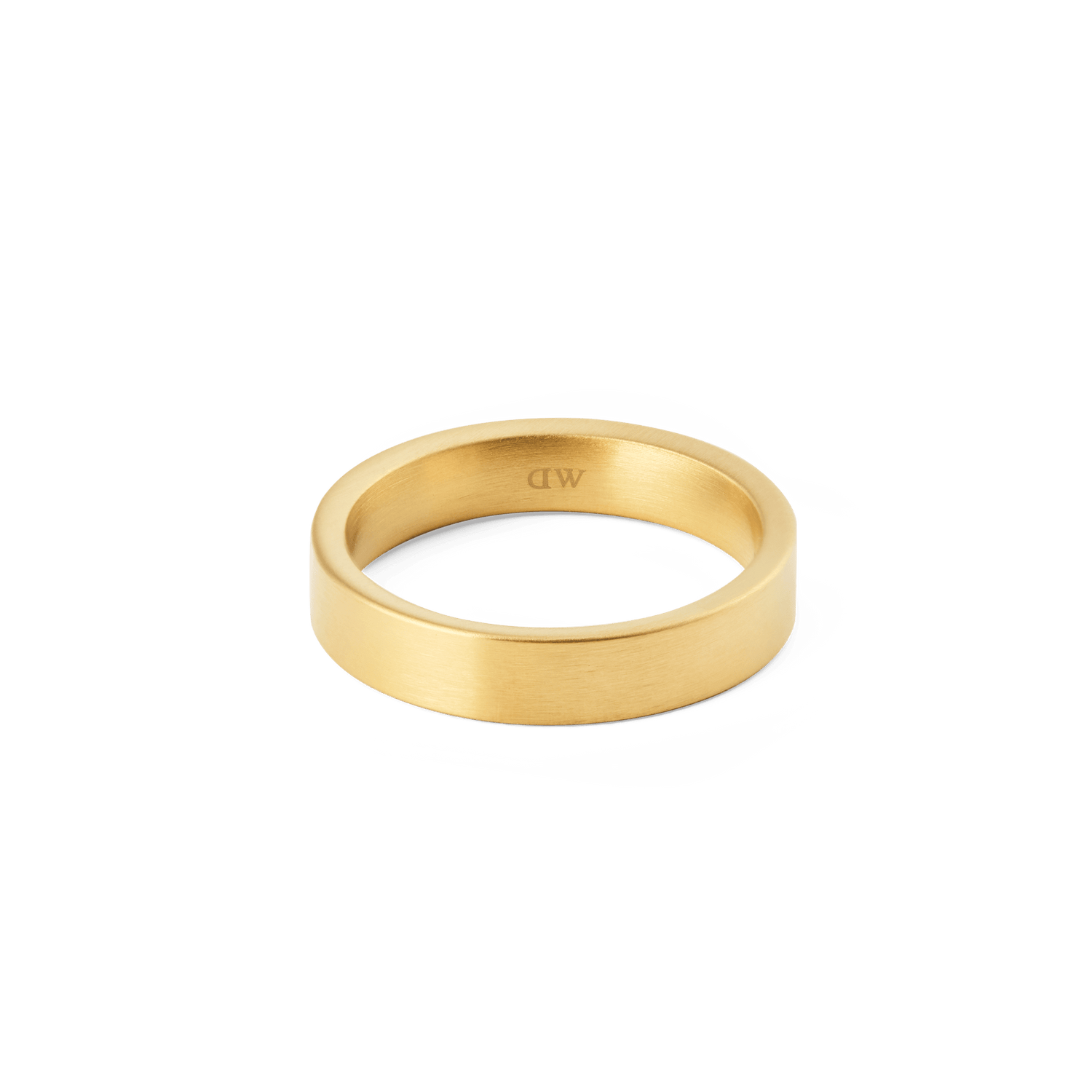 ダニエルウェリントン Line Ring Brushed Goldをやや低めのアングルから撮影した画像です。内側にはDaniel Wellingtonの刻印が施されており、ブラッシュド仕上げの落ち着いたゴールドカラーと、シンプルなフラットバンドのデザインが白い背景に映えています。