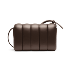 Daniel WellingtonのSadie Bag Brownを背面から捉えた画像です。フラップ部分の縦パフキルティングが生み出す立体感と、なめらかなブラウンレザーの上質な質感が際立ちます。両サイドにはストラップが取り付けられており、すっきりとしたシルエットが確認できます。