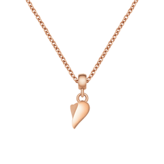 ローズゴールドチェーンに合わせた「Broken Heart Charm Rose Gold」のもう片方のピースをあしらったスタイリング。小ぶりなハーフハートモチーフが胸元でやわらかく輝き、ペアチャームとしても単体アクセサリーとしても魅力的に映えるデザインです。